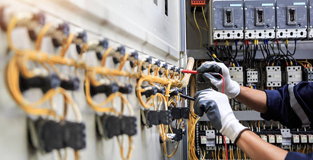 Professional Electrician technician working in Des Plaines, IL
